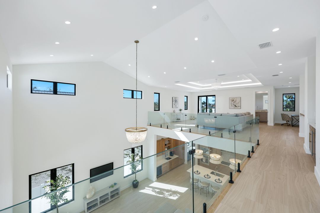 9760 Vanderbilt Dr, Naples, FL 34108