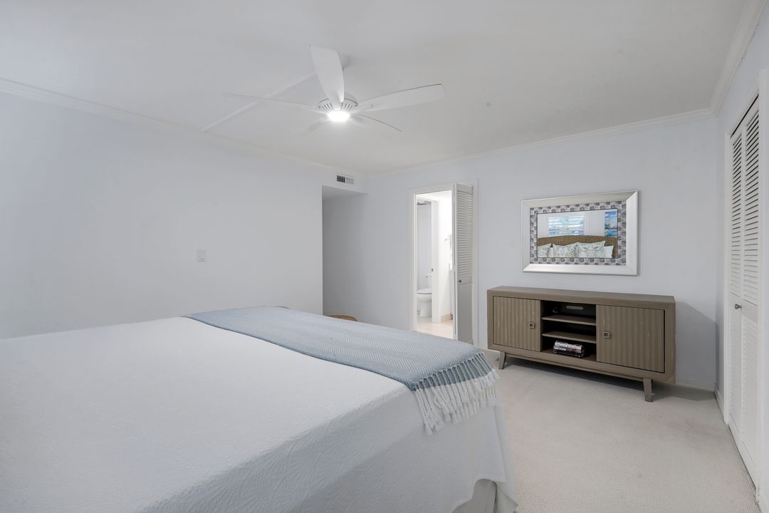 222 Harbour Dr #312, Naples, FL 34103