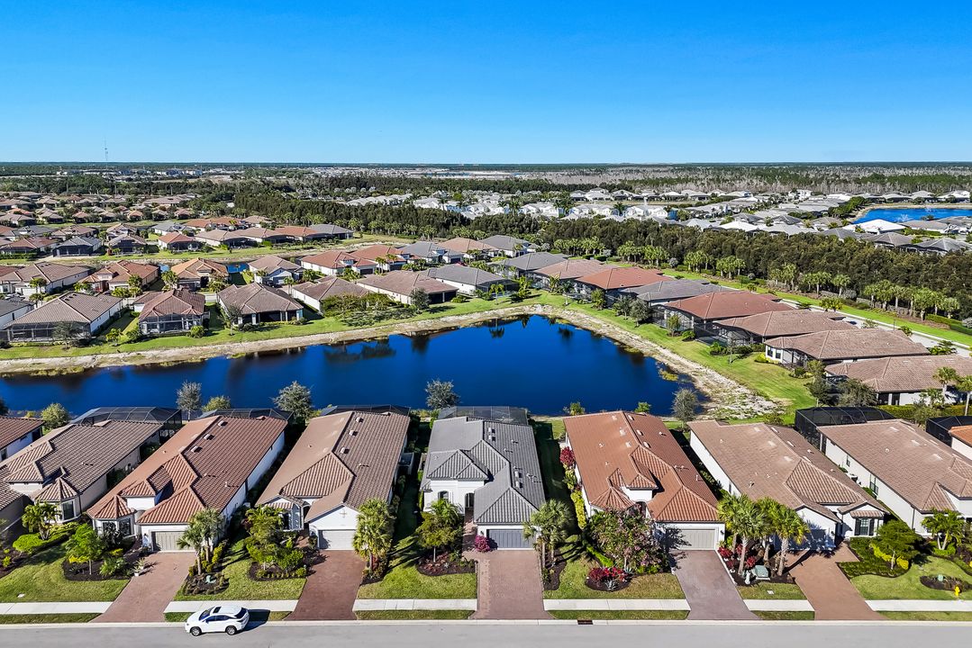 8262 Promoso Ct, Naples, FL 34114