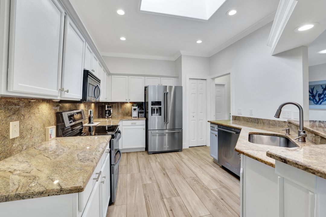 302 Stanhope Cir, Naples, FL 34104