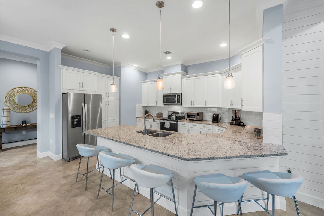 6392 Arriba Ave, Naples, FL 34113