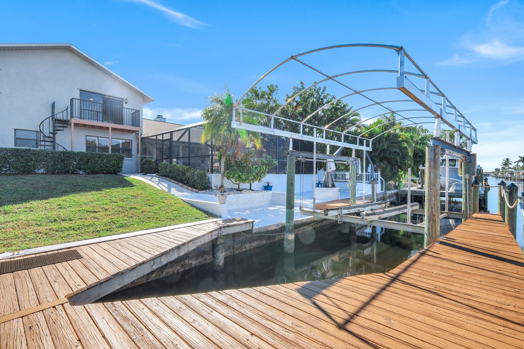 2215 SE 15th St, Cape Coral, FL 33990