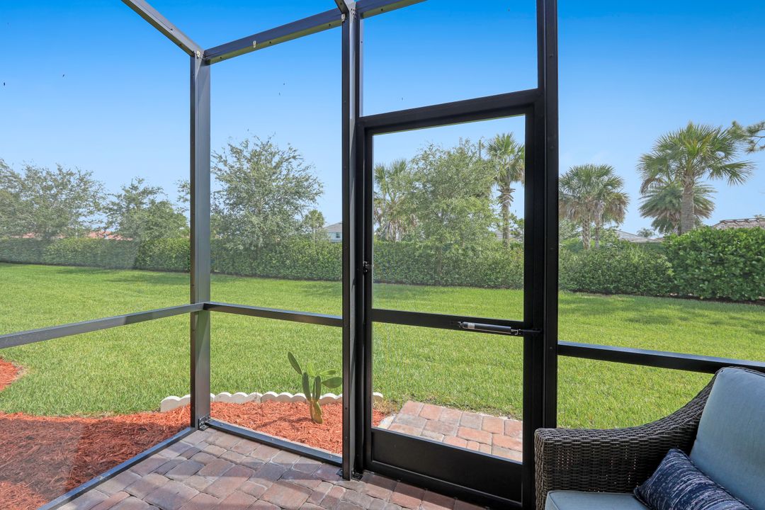 2028 Wellington St, Naples, FL 34120