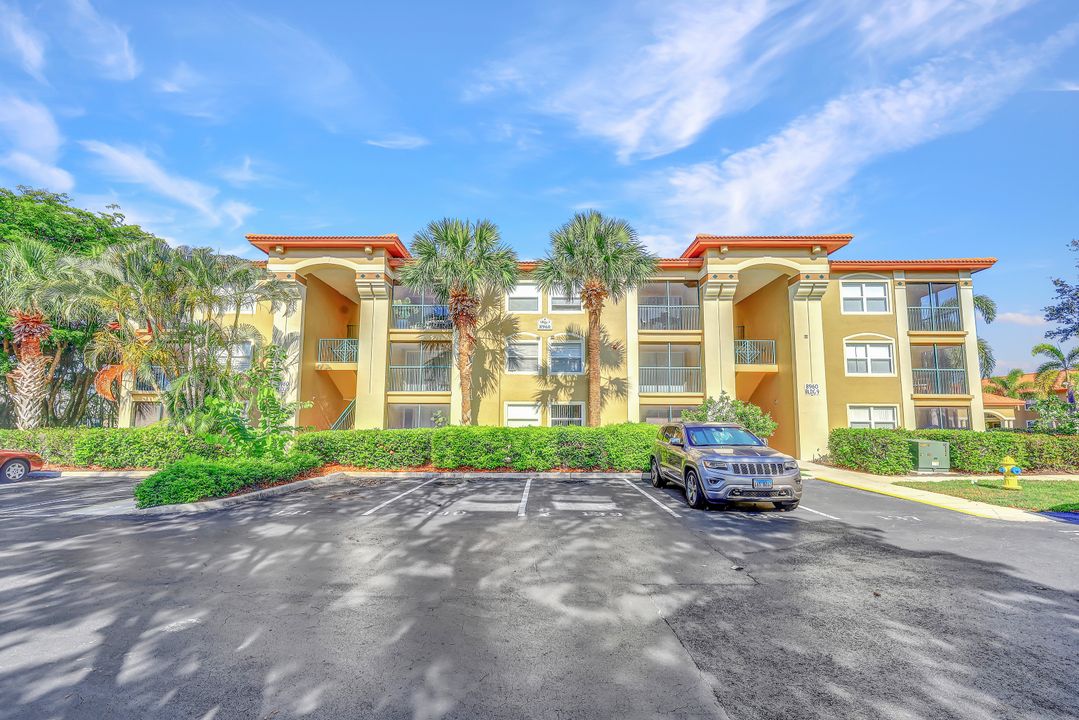 8960 Colonnades Ct E #916, Bonita Springs, FL 34135