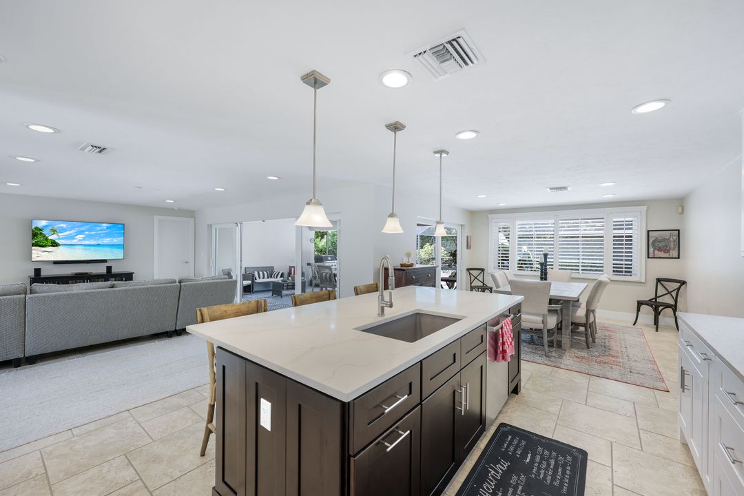 725 Old Trail Dr, Naples, FL 34103