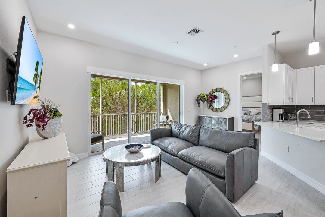 250 Indies Dr E  #202, Naples, FL 34114