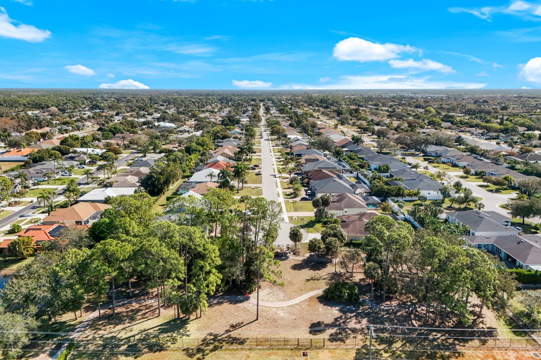 302 Sawgrass Ct, Naples, FL 34110