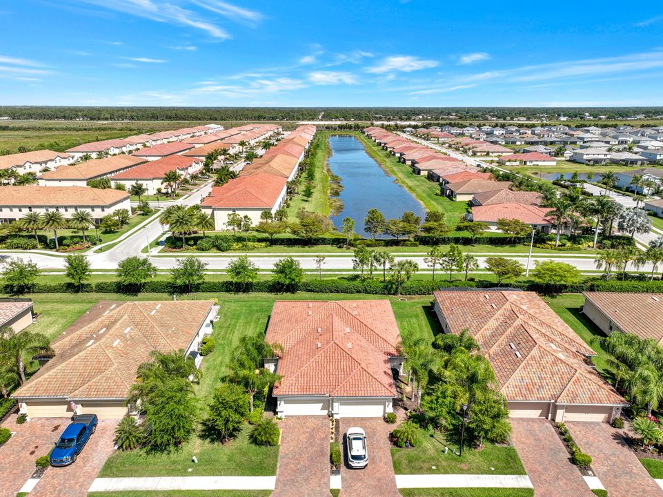 2072 Wellington St, Naples, FL 34120