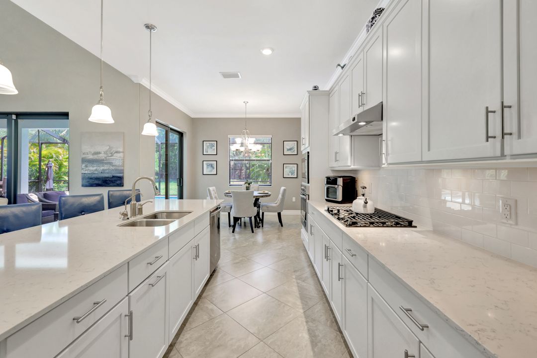 2102 Antigua Ln, Naples, FL 34120