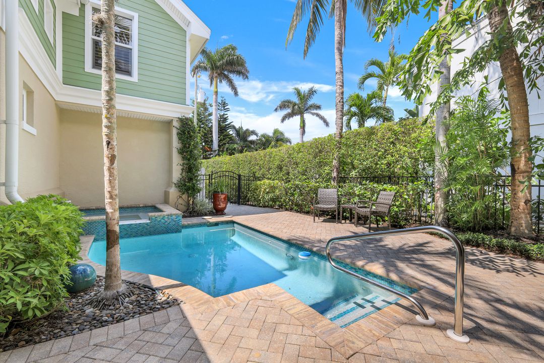 331 3rd Ave S #4, Naples, FL 34102