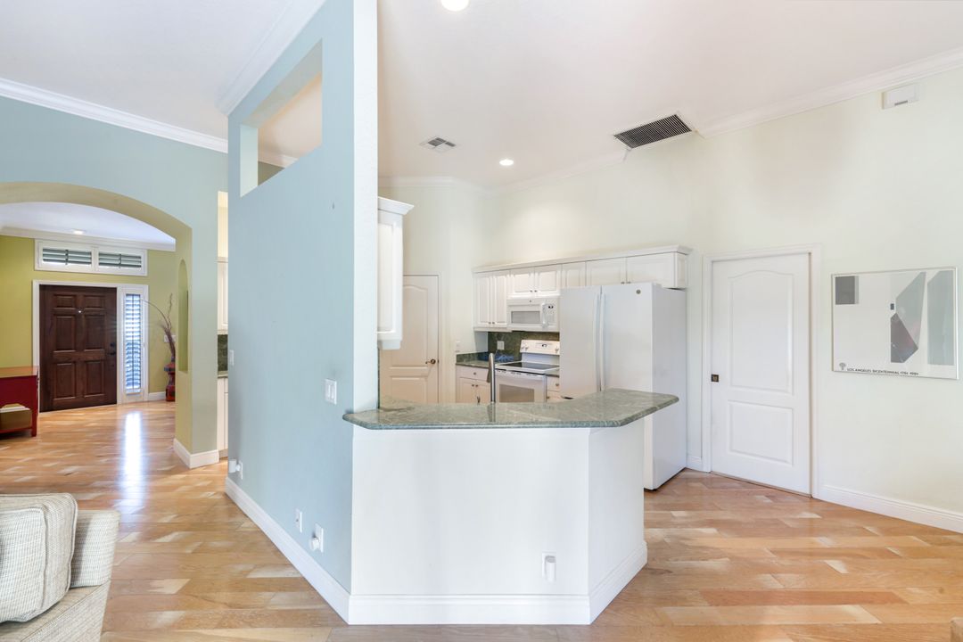 302 Sawgrass Ct, Naples, FL 34110