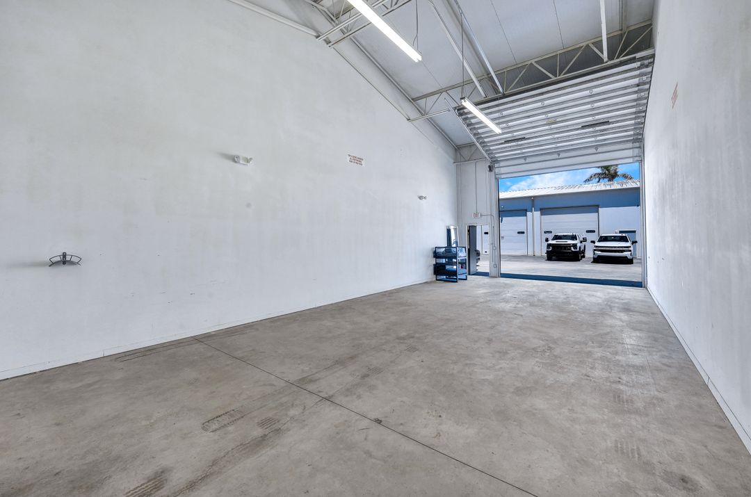 195 Basik Dr #403, Naples, FL 34114