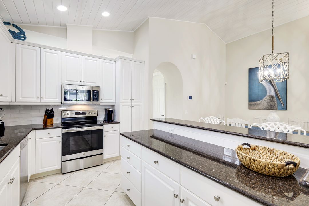 687 106th Ave N, Naples, FL 34108