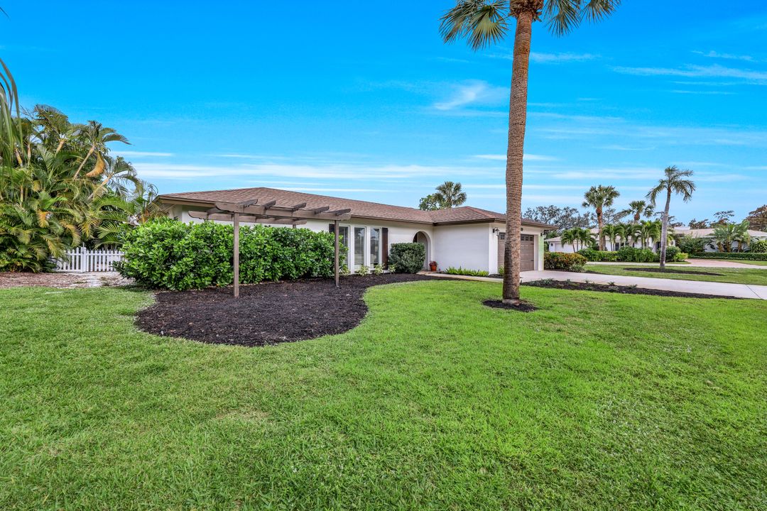 289 Burning Tree Dr, Naples, FL 34105