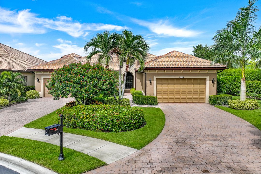 7598 Moorgate Point Way, Naples, FL 34113