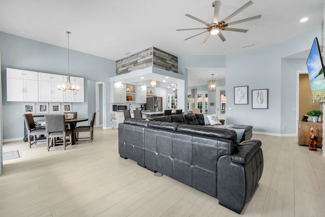 4338 Queen Elizabeth Way, Naples, FL 34119