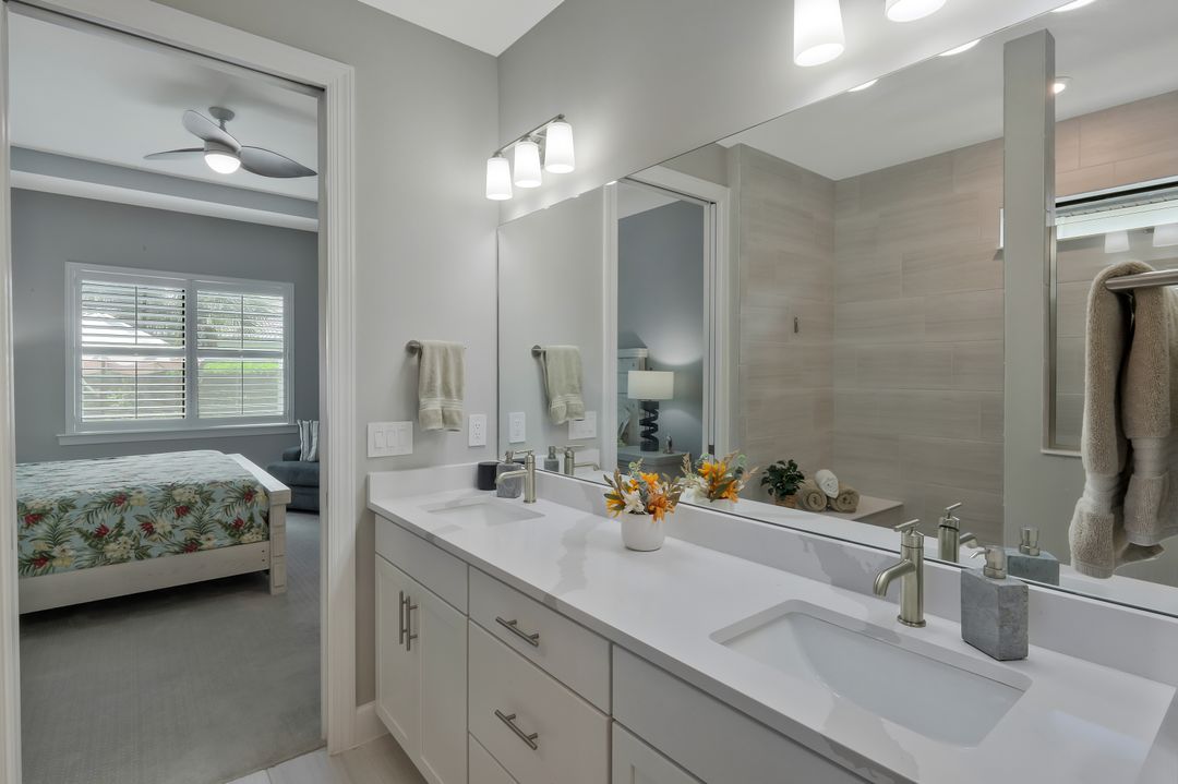 9640 Everglades Dr, Naples, FL 34120