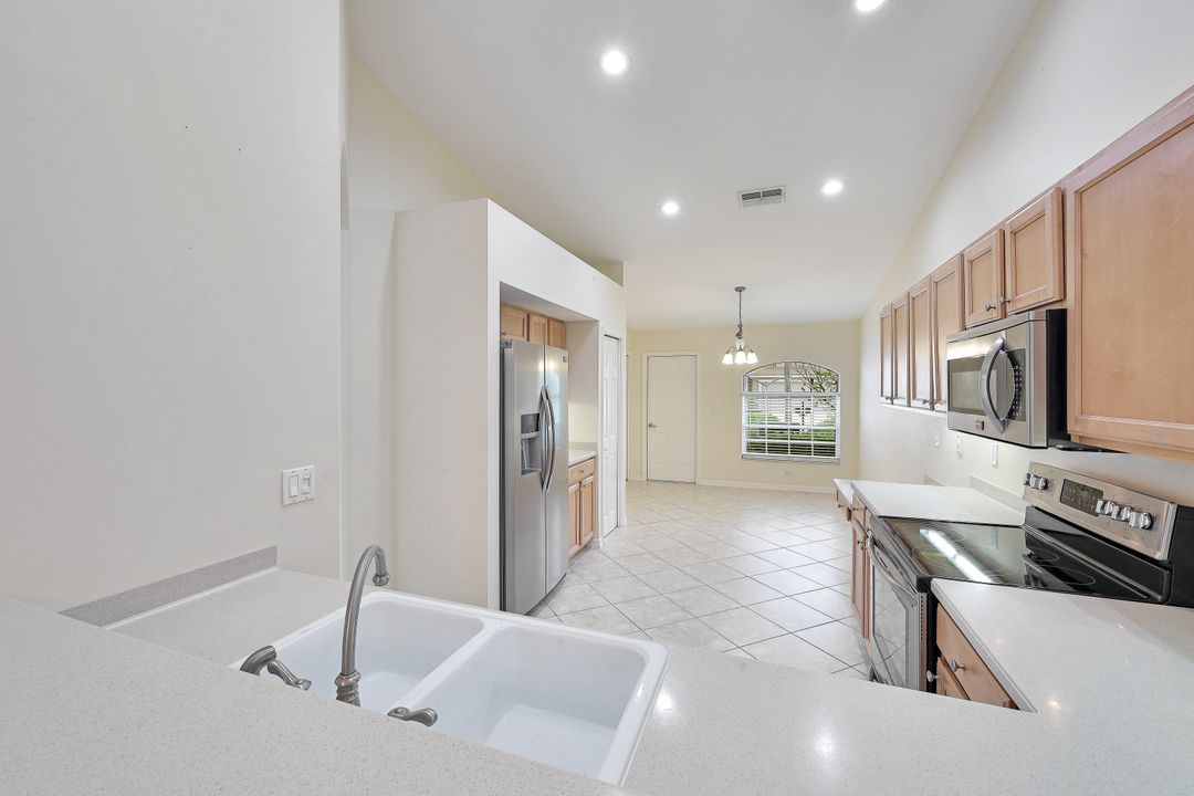 6654 Castlelawn Pl, Naples, FL 34113