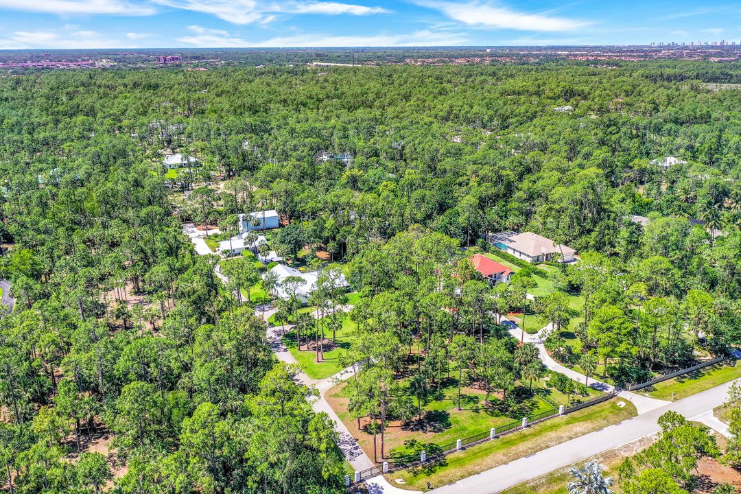 6010 Standing Oaks Ln, Naples, FL 34119