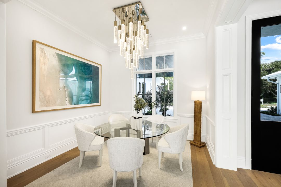 726 Riviera Dr, Naples, FL 34103