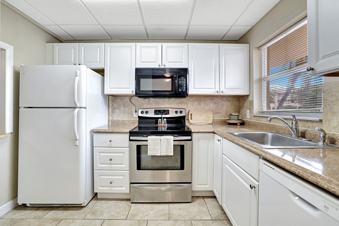 170 Turtle Lake Ct  #109, Naples, FL 34105