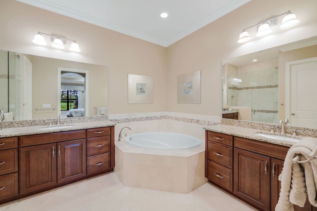 7598 Moorgate Point Way, Naples, FL 34113