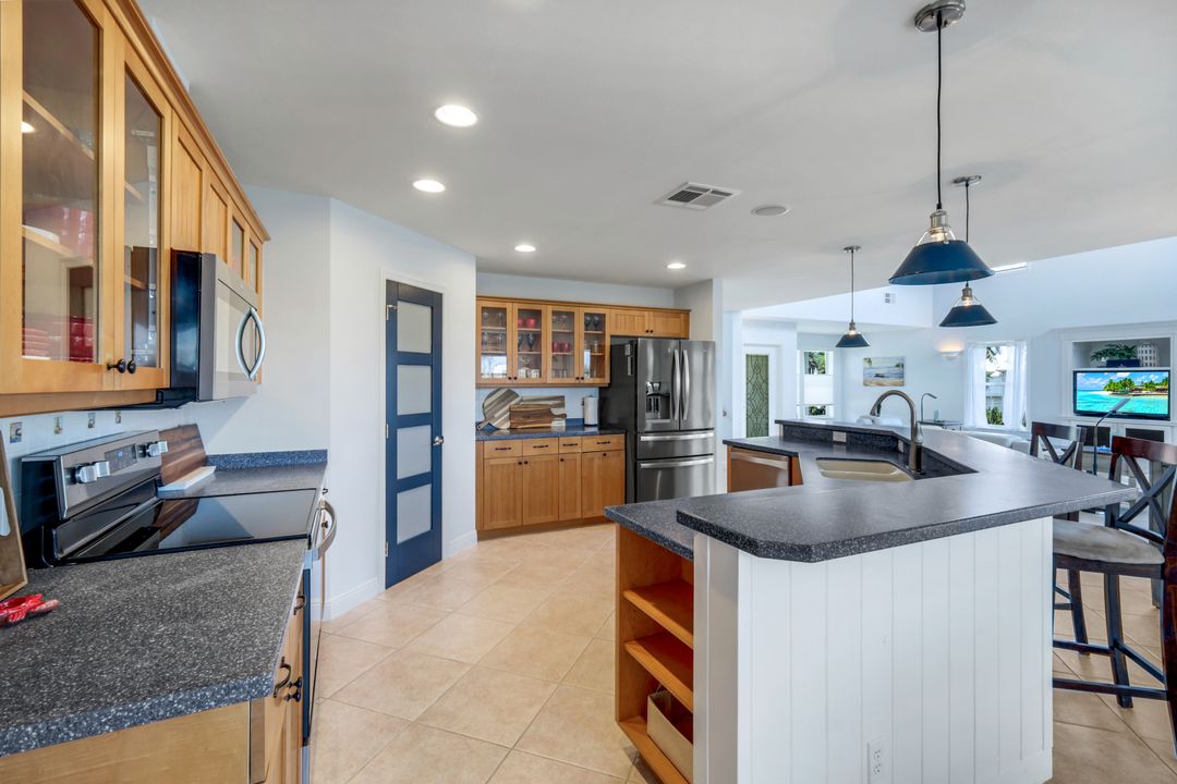 654 Sea Oats Dr, Sanibel, FL 33957