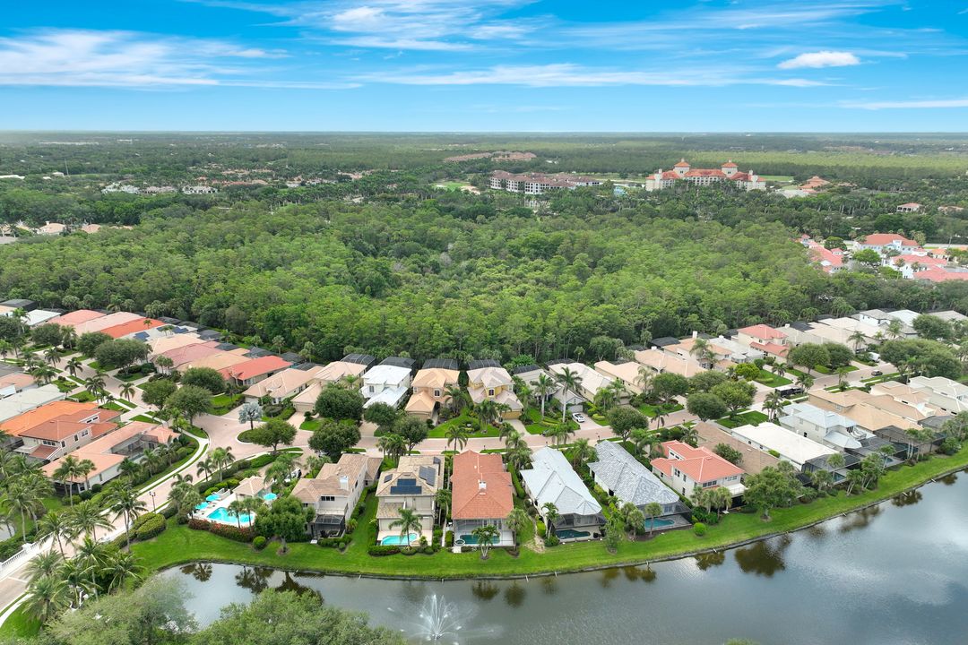 9209 Troon Lakes Dr, Naples, FL 34109