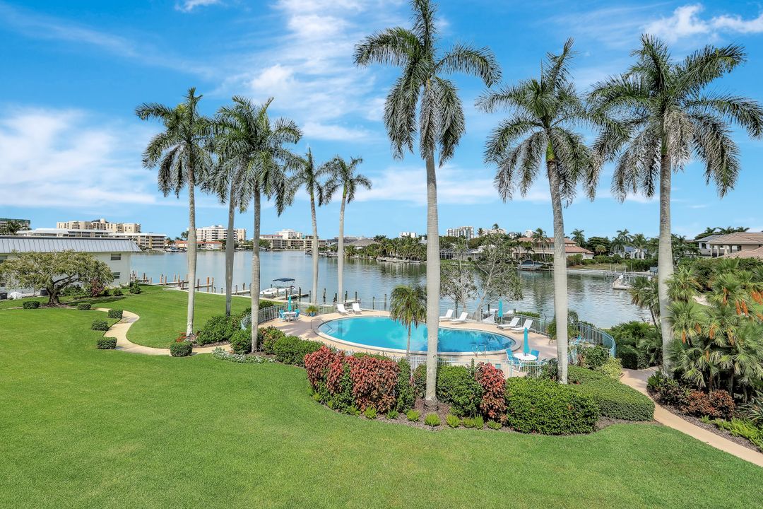 383 Harbour Dr #304, Naples, FL 34103