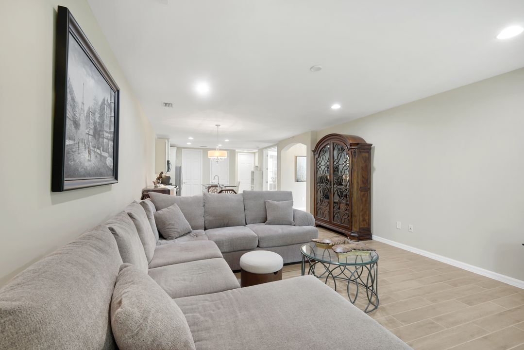 14883 Edgewater Cir, Naples, FL 34114