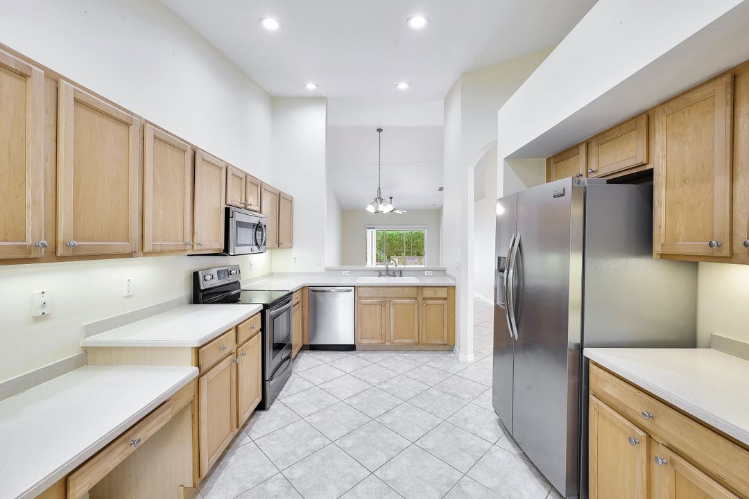 6654 Castlelawn Pl, Naples, FL 34113