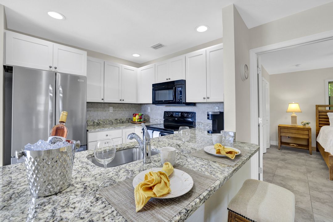655 8th Ave S #6, Naples, FL 34102