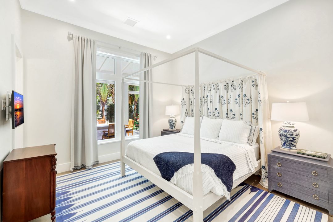 680 Wedge Dr, Naples, FL 34103