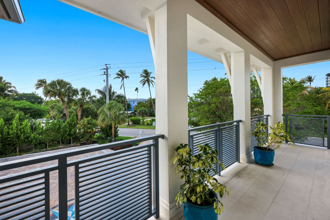 380 18th Ave S, Naples, FL 34102