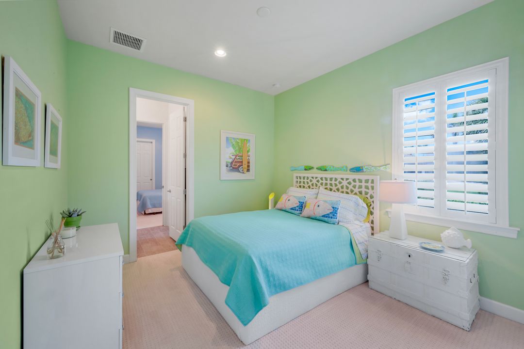 9052 Graphite Cir, Naples, FL 34120