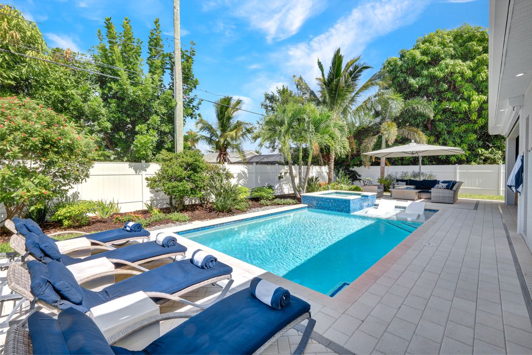 553 106th Ave N, Naples, FL 34108