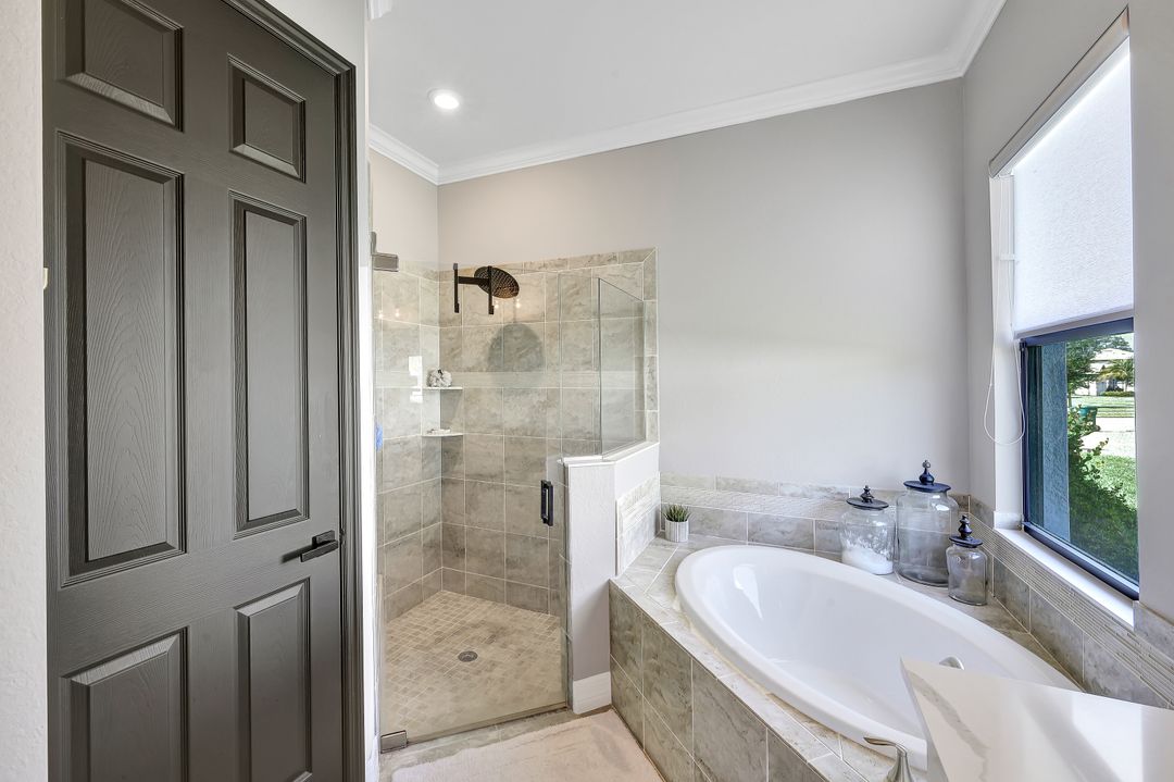 2067 Antigua Ln, Naples, FL 34120