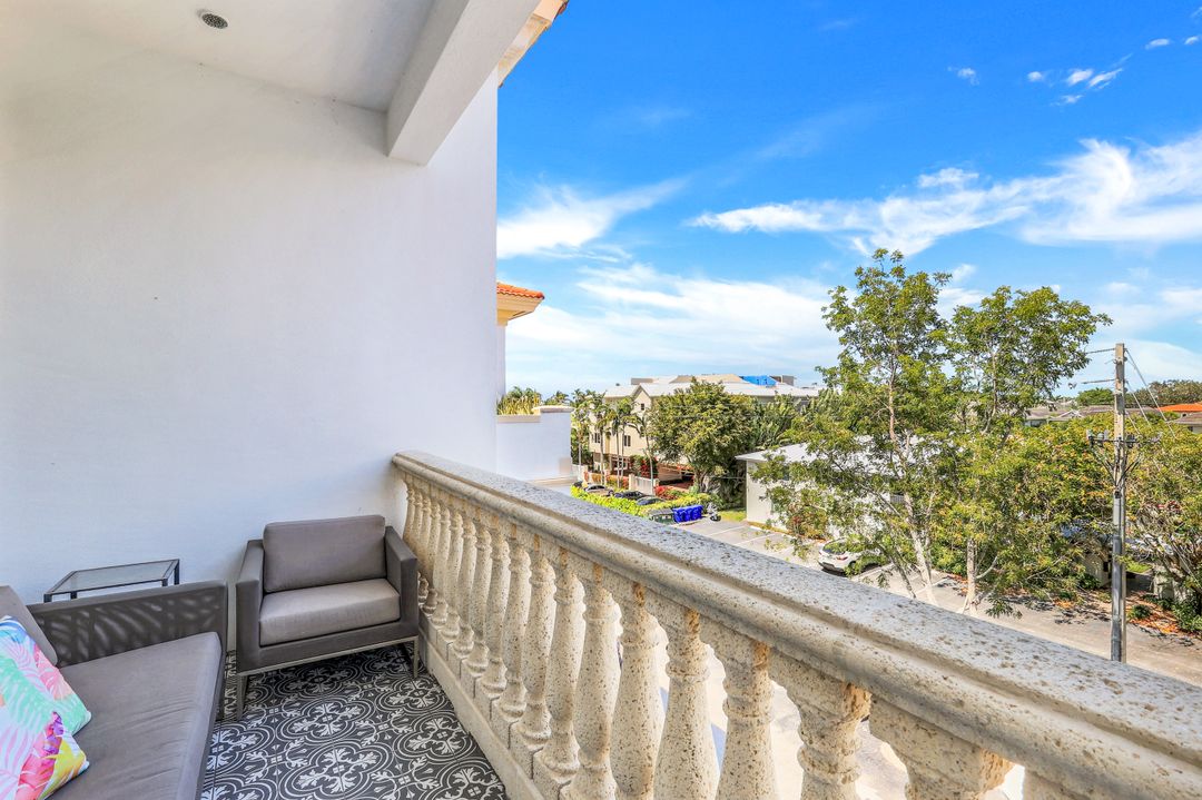 375 5th Ave S #305, Naples, FL 34102