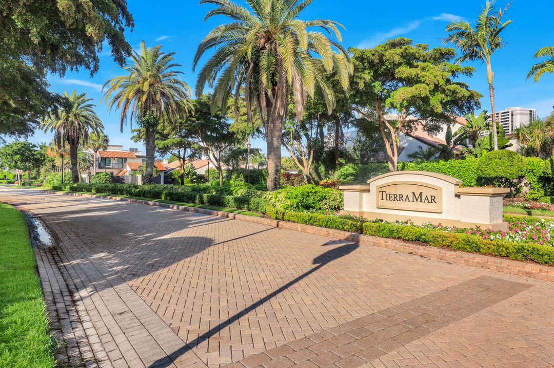 Pelican Bay Blvd, Pelican Bay, FL 34108