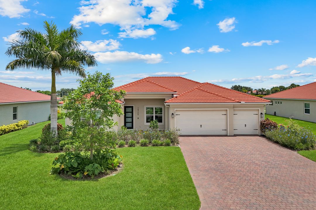 18725 Lake Hammock Dr, Naples, FL 34114