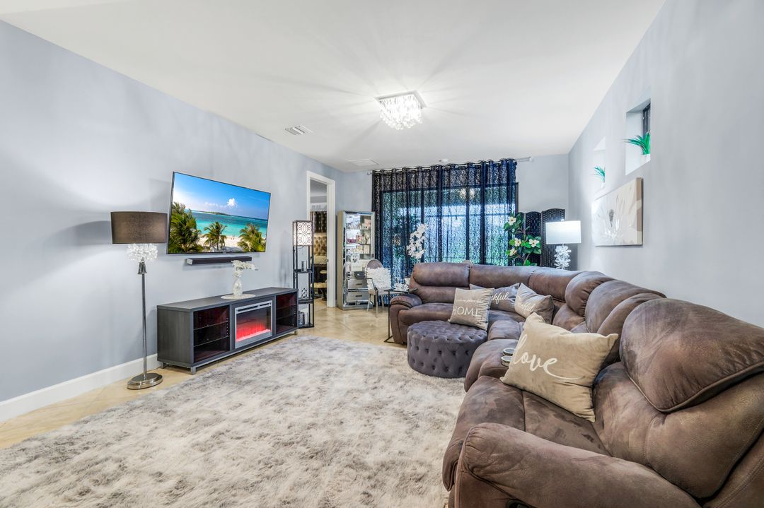 7659 Jacaranda Ln, Naples, FL 34114