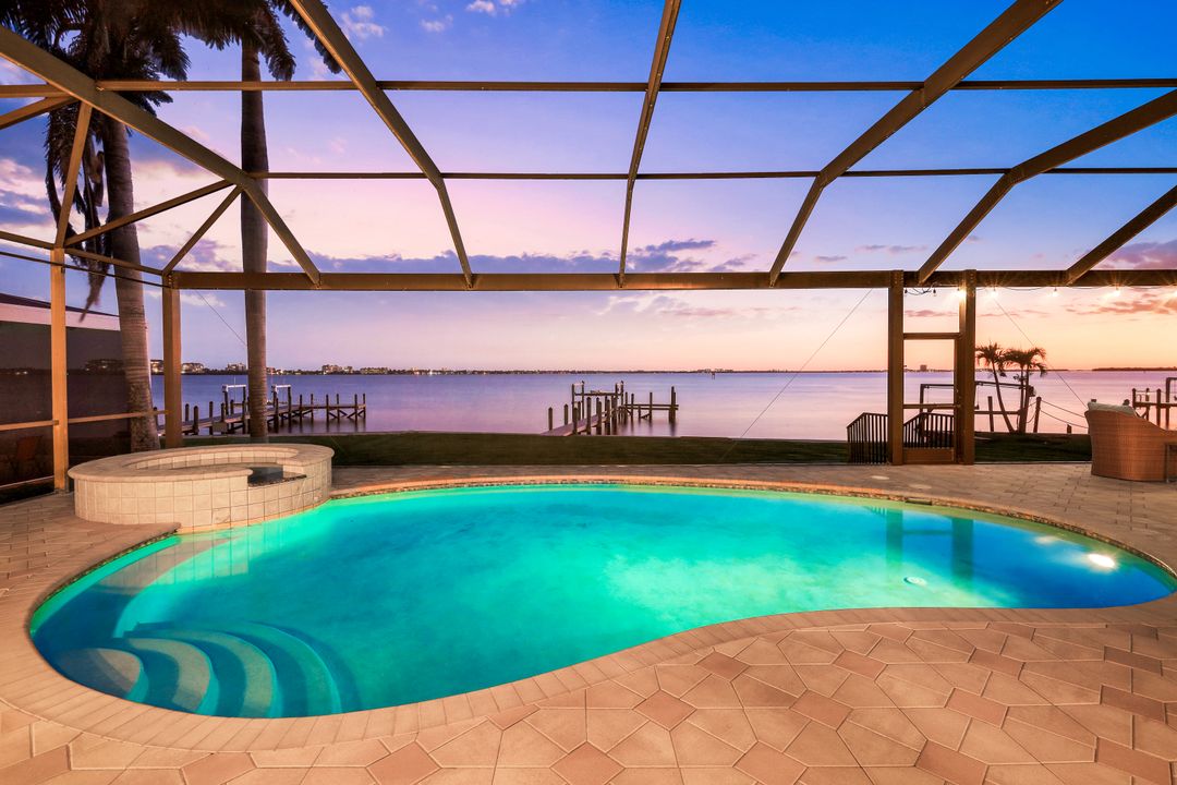 1028 Dolphin Dr, Cape Coral, FL 33904