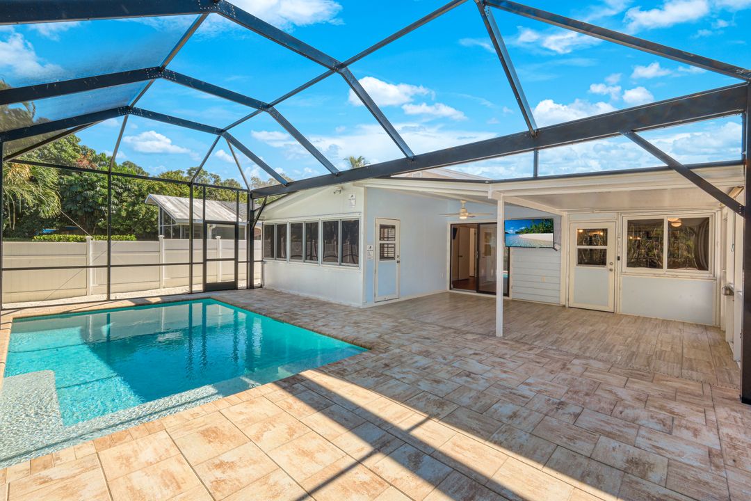 825 93rd Ave N, Naples, FL 34108