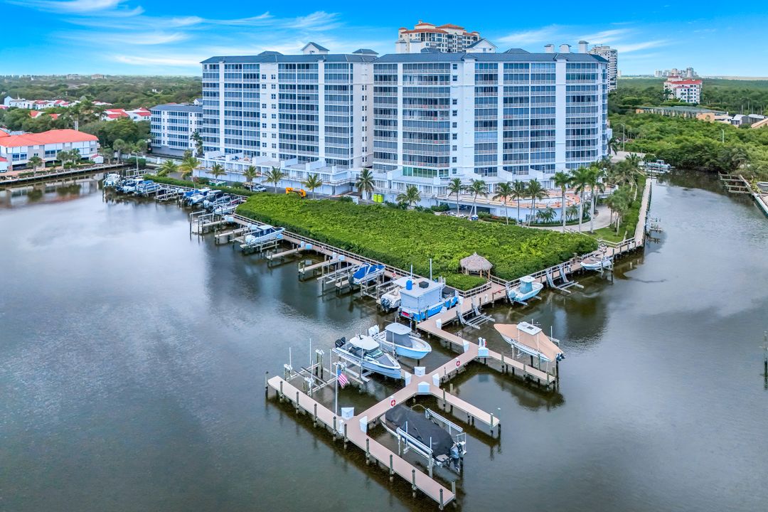 435 Launch Cir, Naples, FL 34108