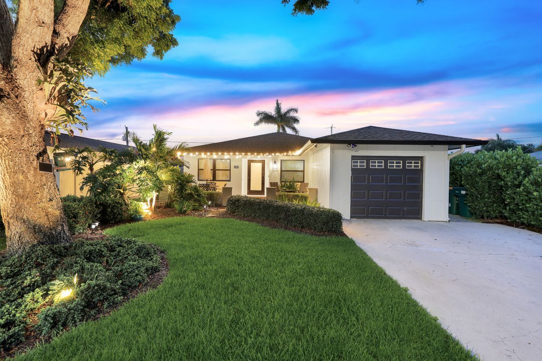 749 97th Ave N, Naples, FL 34108