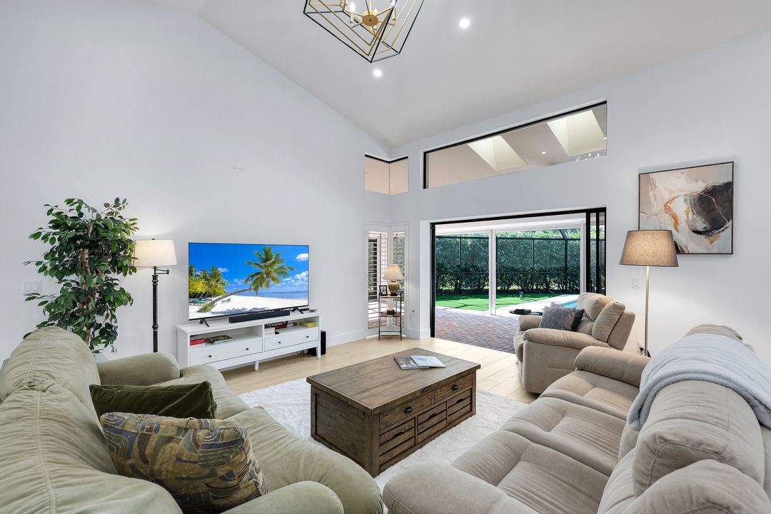 806 Knoll Wood Ct, Naples, FL 34108