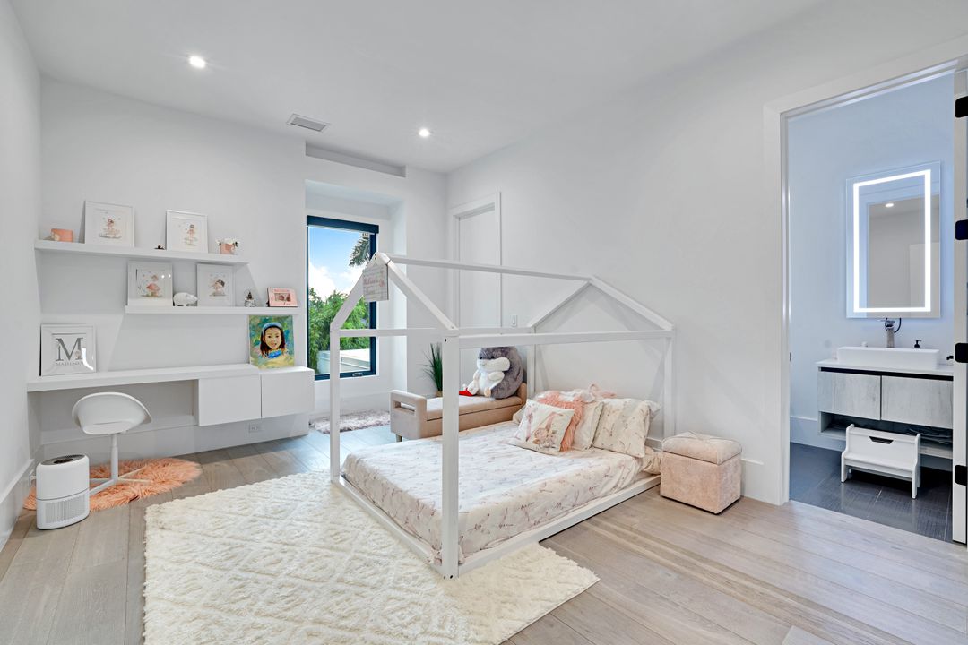 641 Starboard Dr, Naples, FL 34103