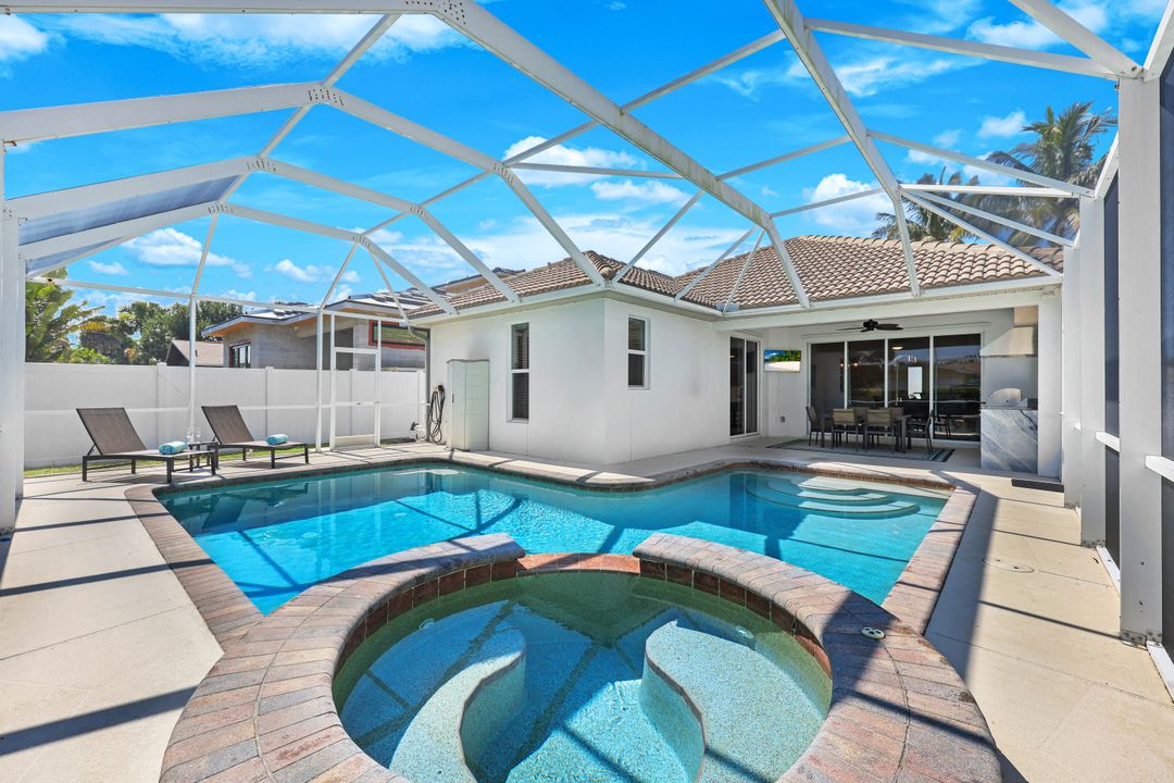 587 97th Ave N, Naples, FL 34108