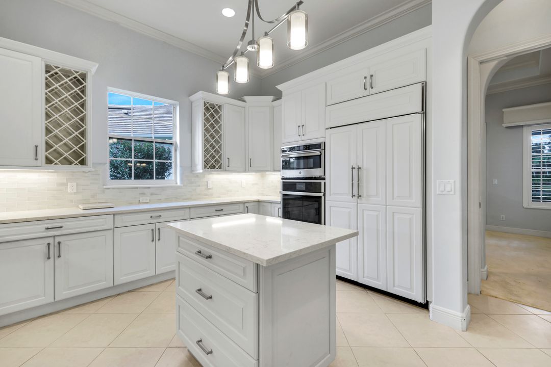5799 Hammock Isles Dr, Naples, FL 34119