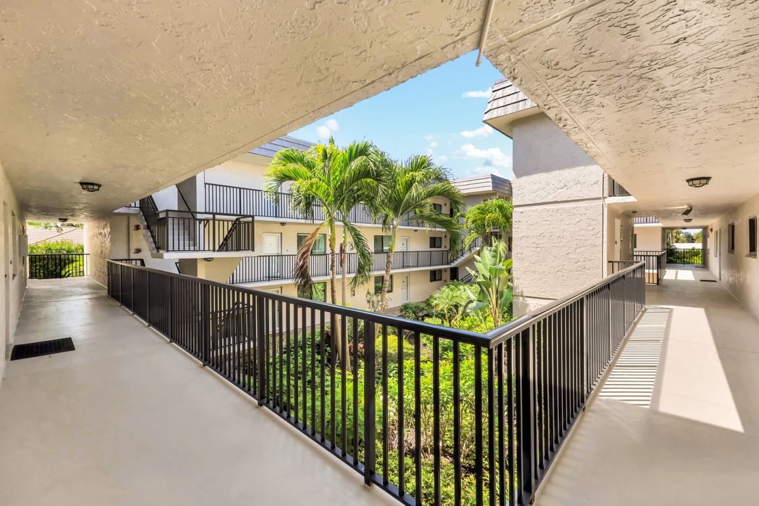 788 Park Shore Dr #E20, Naples, FL 34103